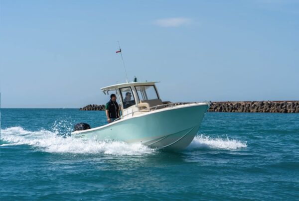 Vista laterale dell'imbarcazione Tuccoli T210 SF Giannutri in mare aperto