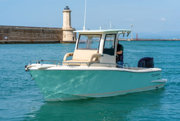 Vista frontale dell'imbarcazione Tuccoli T210 SF Giannutri in mare aperto