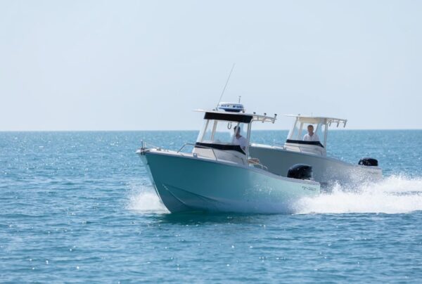 Vista laterale di due imbarcazioni Tuccoli T210 VM in mare aperto