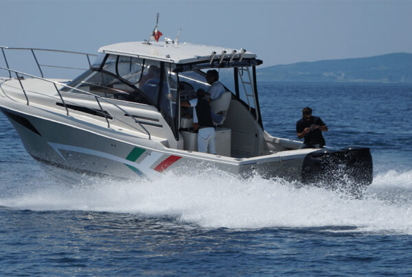 Vista laterale dell'imbarcazione Tuccoli T280 Fuoribordo in mare aperto