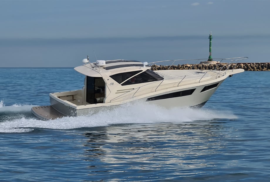 Vista laterale dell'imbarcazione Tuccoli T370 Sparviero in mare aperto