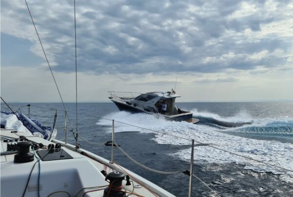 Vista laterale dell'imbarcazione Tuccoli T440 Elba in mare aperto