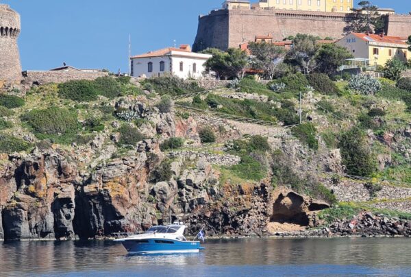 Vista laterale dell'imbarcazione Tuccoli T440 Elba lungo la costa